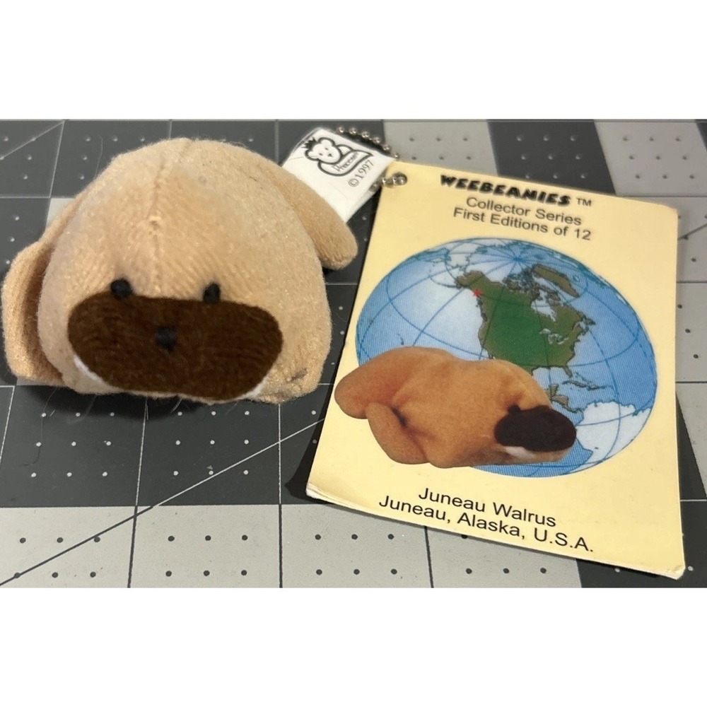 1997 WEEBEANIES COLLECTOR SERIES 1st EDITION keychain Juneau Walrus Plush w/card